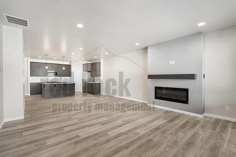 3 bed, 2.0 bath, 1638 sqft, $2,450 — Photo 2