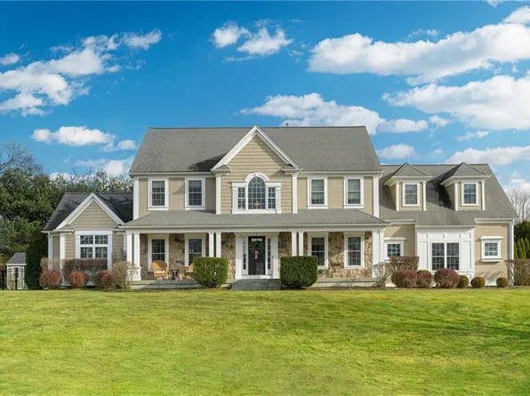 7 Stable Dr, Cranston, RI 02910