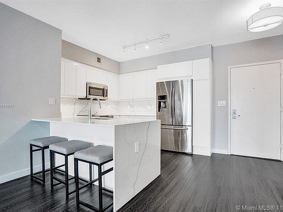 2nd image of 325 Biscayne Blvd #2915