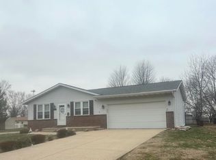 1011 S Washington St, Manito, IL 61546