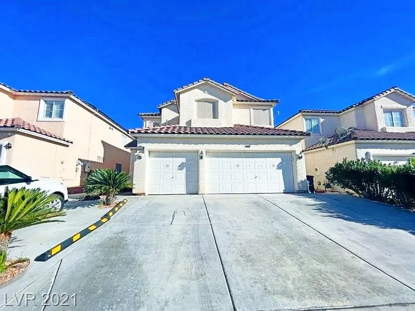 5 bed, 2493 sqft, $2,600 — Photo 2