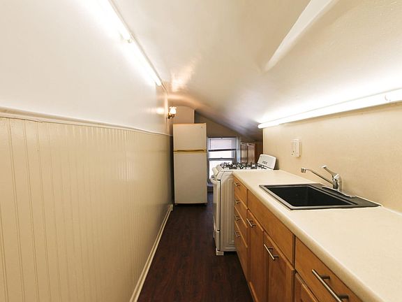 3rd image of 118 W Maplewood Ave Floor 3