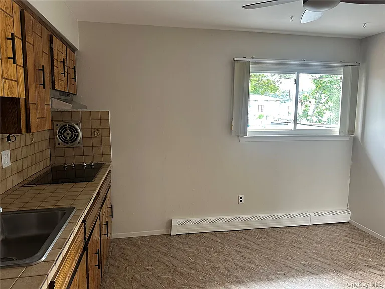 308 Essex St — Photo 4