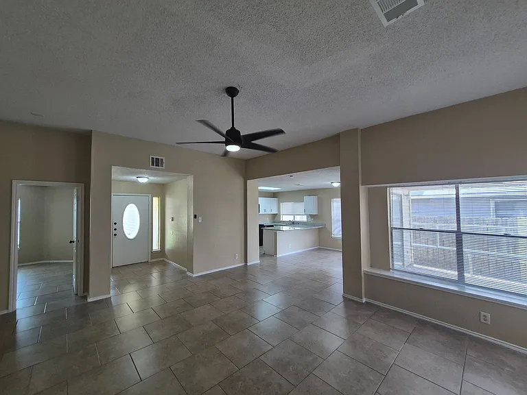8469 Maple Ridge Dr — Photo 4