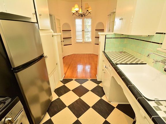 2nd image of 401 N Sycamore Ave APT 8