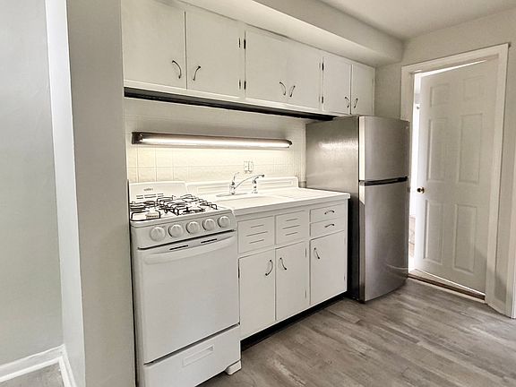 4th image of 2404 Banning Rd #9