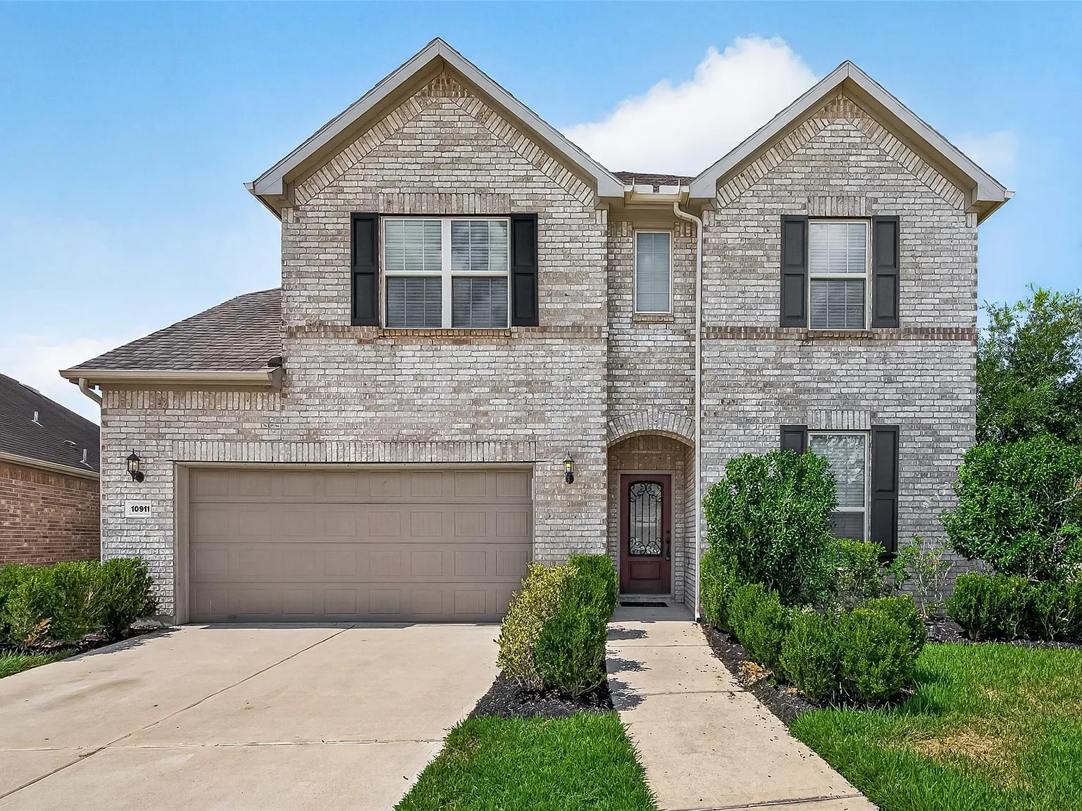 5 bed, 3.0 bath, 3762 sqft, $3,600 — Photo 2