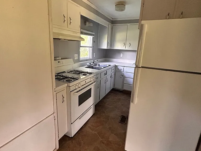 171 E 3rd St — Photo 4