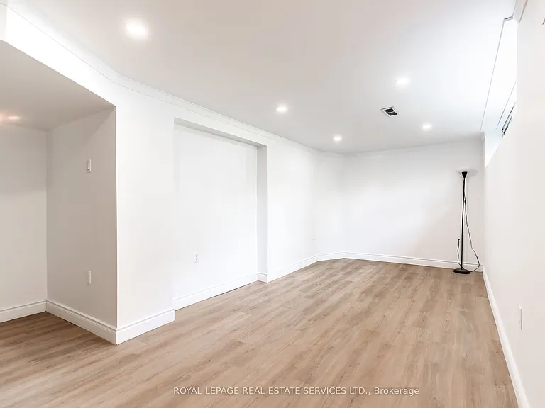 227 Lakeshore Rd W #2 — Photo 14