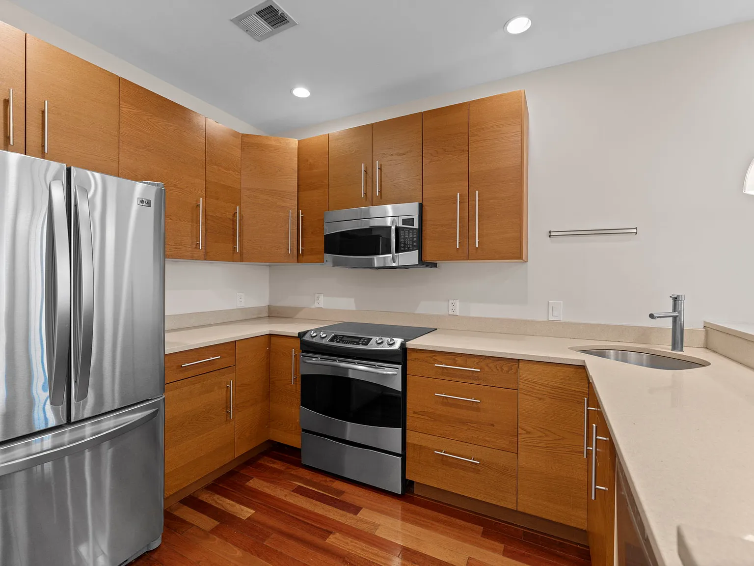 2 bed, 960 sqft, $3,100 — Photo 2
