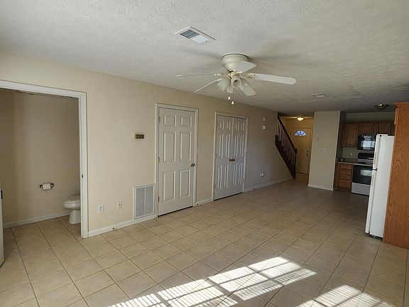 5th image of 123 Ash Ct #123