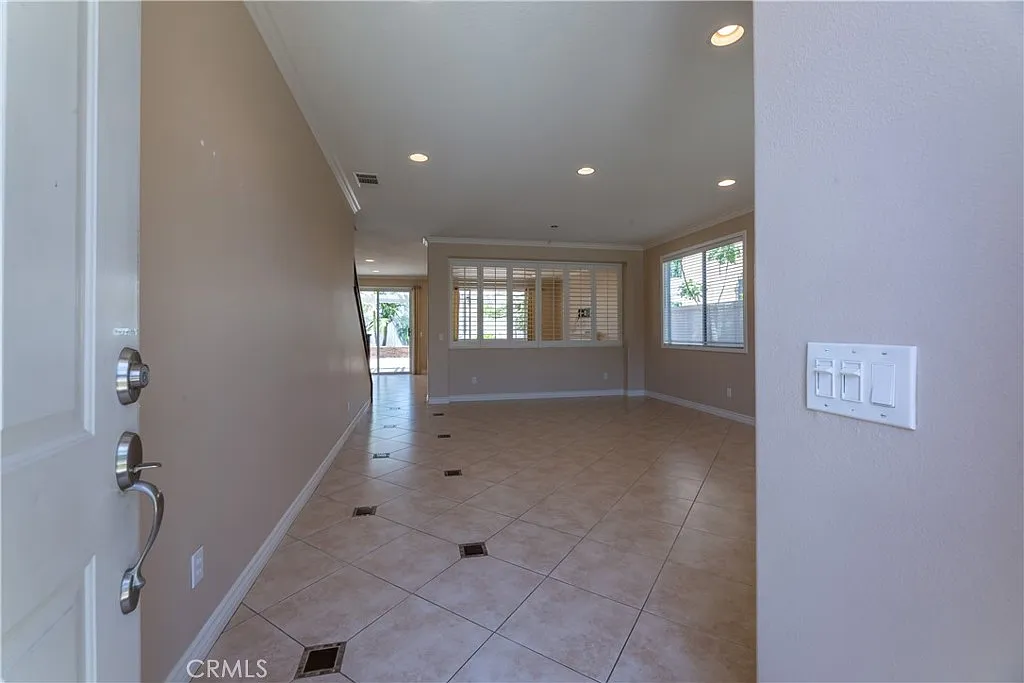 5 bed, 2844 sqft, $6,800 — Photo 3