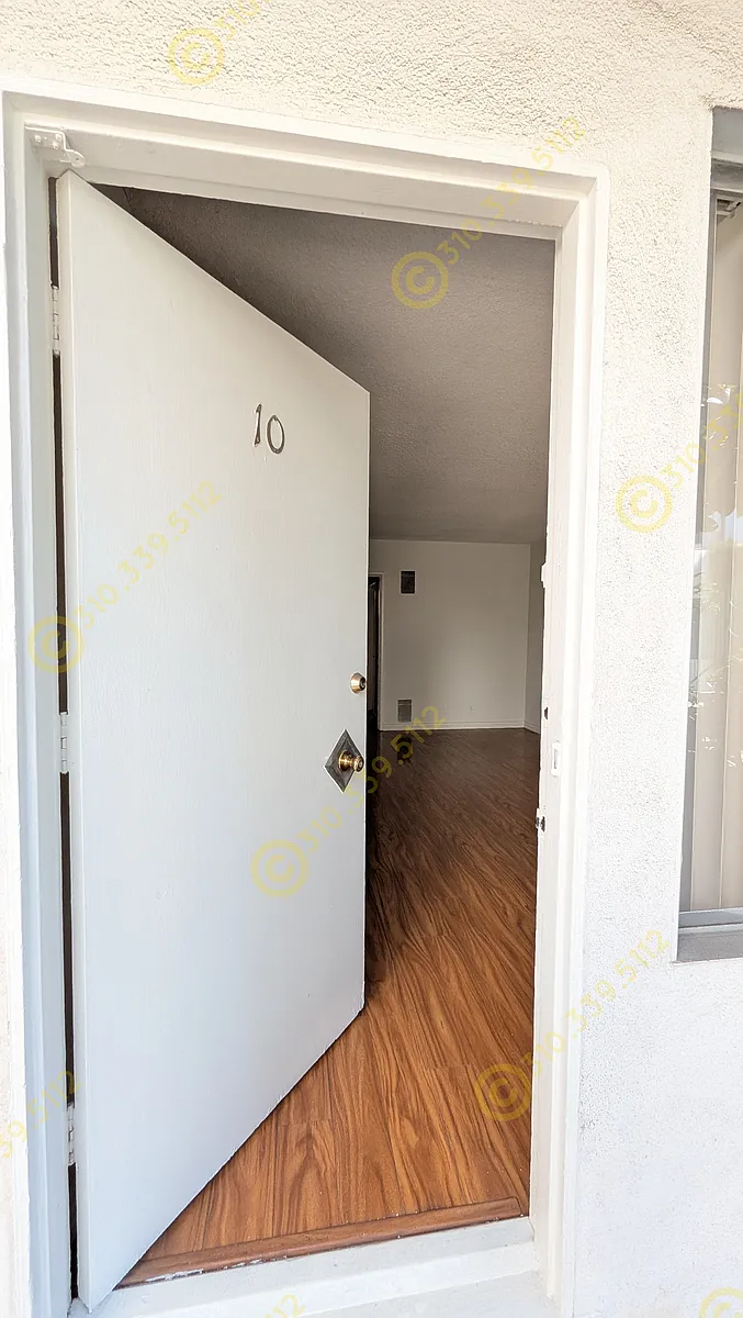 Building Photo - 3743 Clarington Ave #10