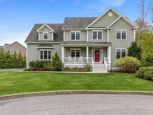 76 Woods Ln, Cranston, RI 02921