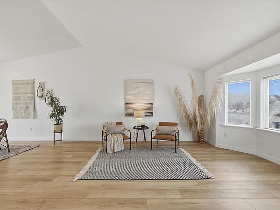 5th image of 2702 Iris St