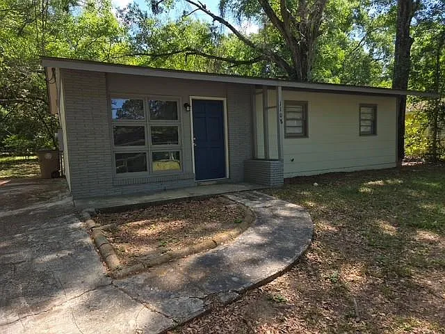 3 bed, 1.0 bath, 864 sqft, $1,350 — Photo 1