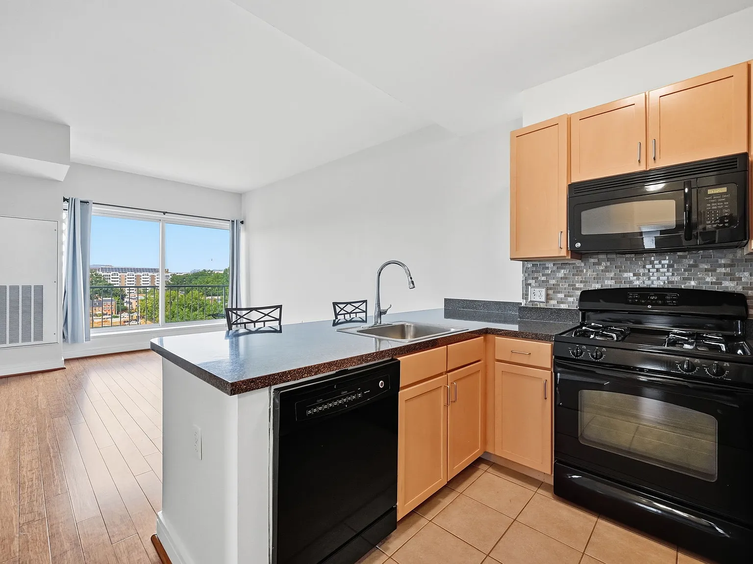 2 bed, 952 sqft, $2,800 — Photo 2