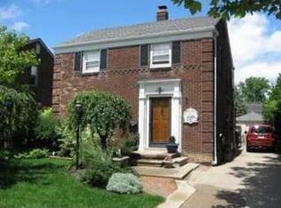 2048 Fleetwood Dr, Grosse Pointe Woods, MI 48236
