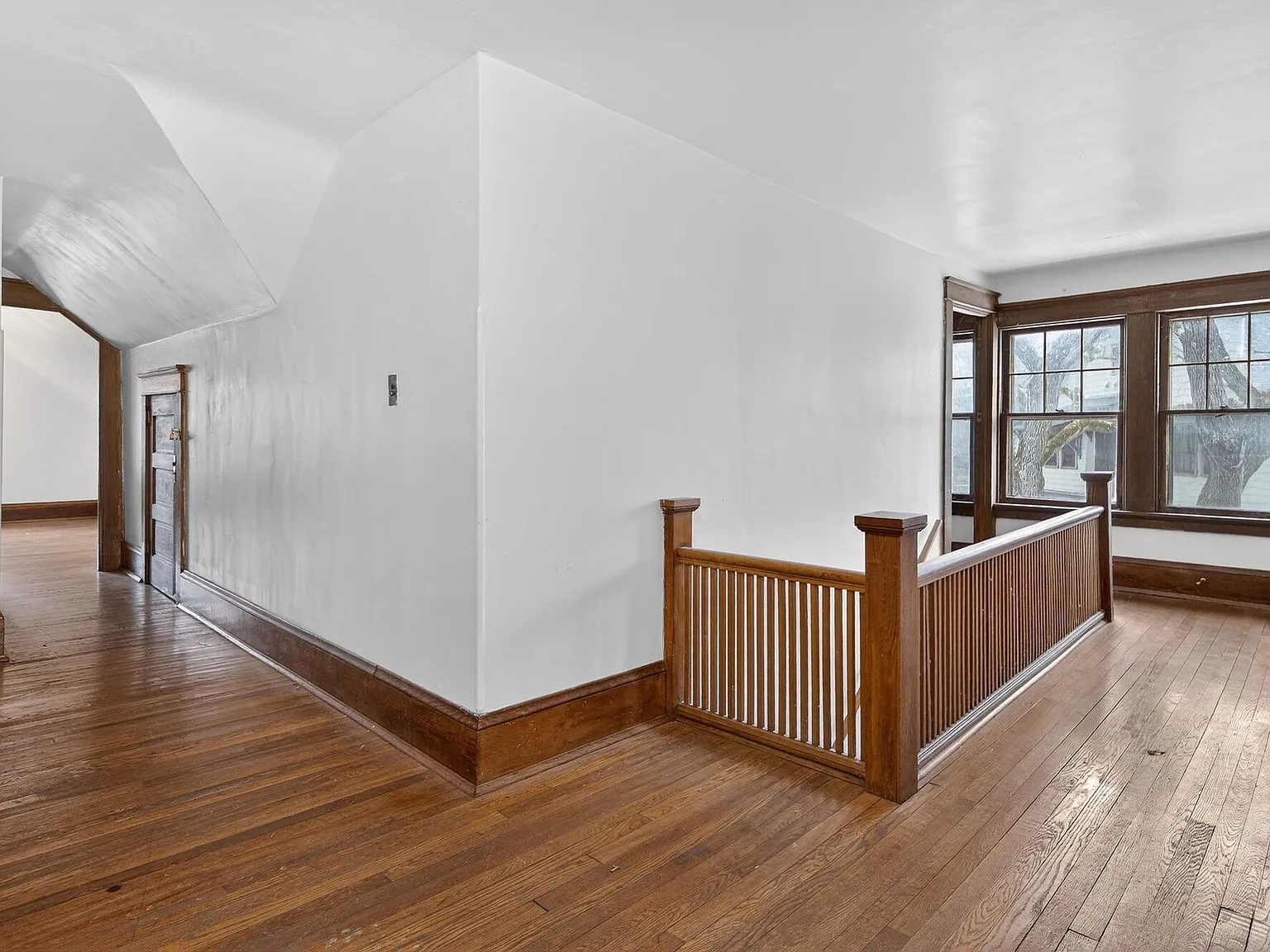 Walk to campus from this furnished 4 bedroom duplex! — Photo 4