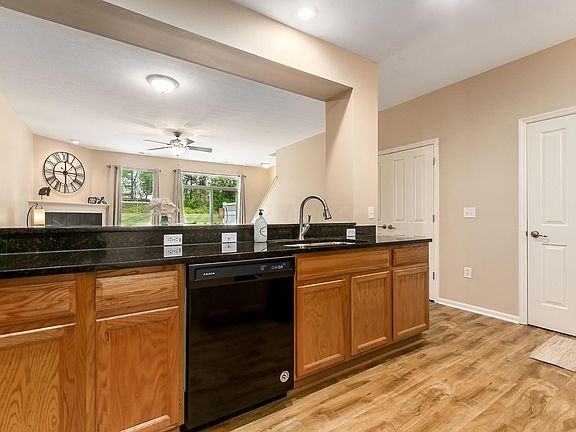 5th image of 484 Westgreen Ln