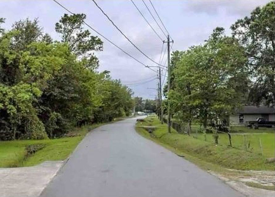 Exterior Neighborhood (street photo)