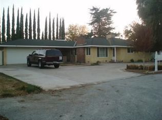 5882 E Park Circle Dr, Fresno, CA