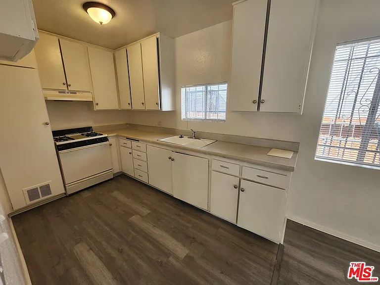 534 W 47th St #5 — Photo 11