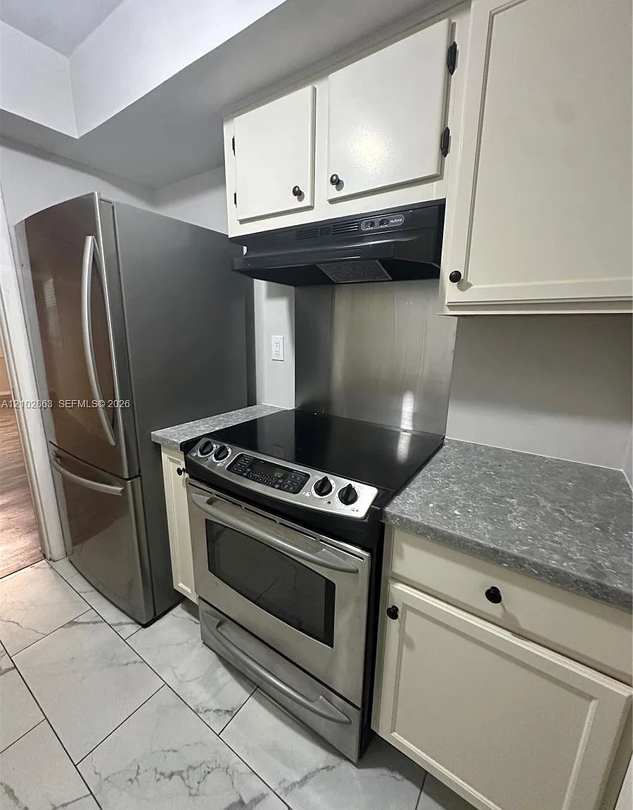 1050 E Sample Rd — Photo 2
