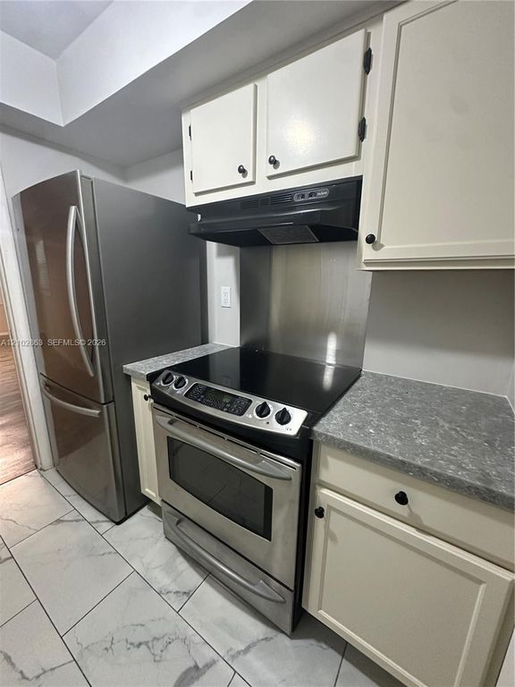 1050 E Sample Rd APT 202, photo 2