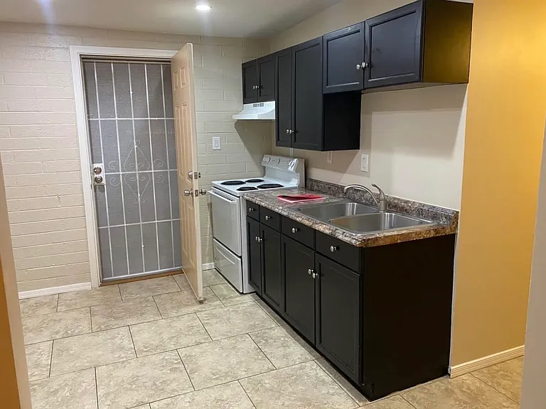 920 S Kenwood Cir — Photo 2