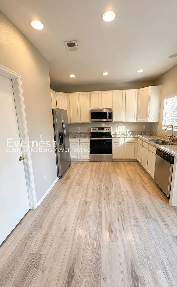 3 bed, 2.5 bath, 1735 sqft, $2,895 — Photo 3