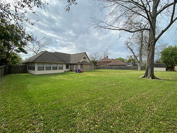 3rd image of 220 Dewberry Dr