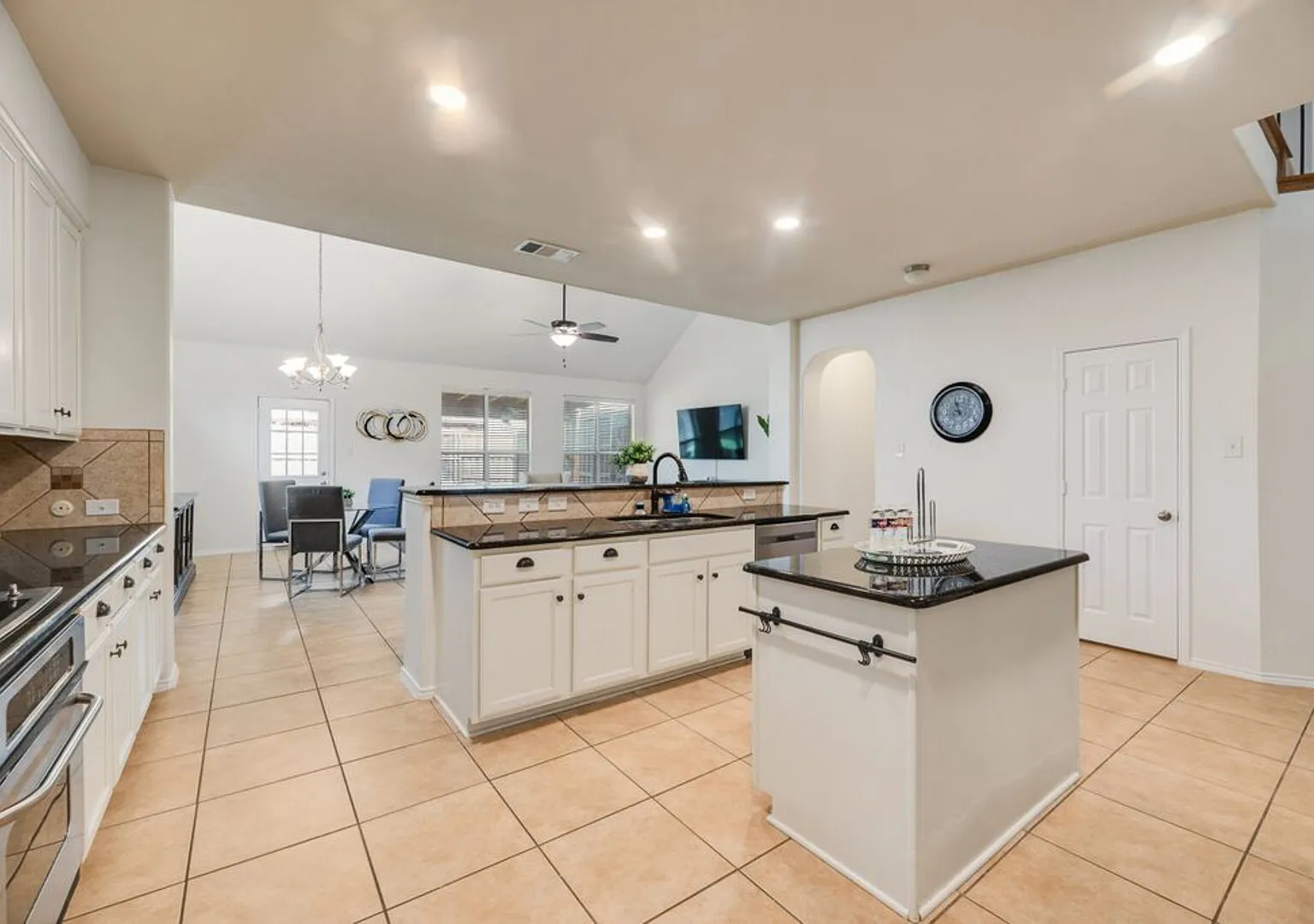 FS71415 min to Toyota Base|Sleeps 8|Parking — Photo 3