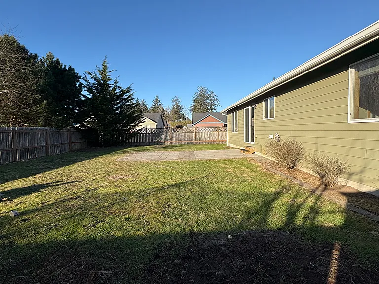 SW Juniper Ave — Photo 17