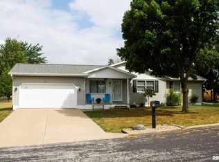 901 Oakwood Dr, Eureka, IL 61530