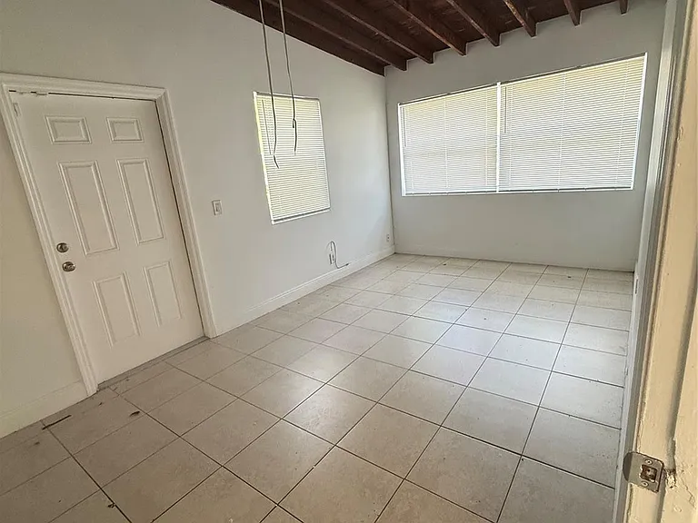 1139 NW 9th Ave — Photo 7