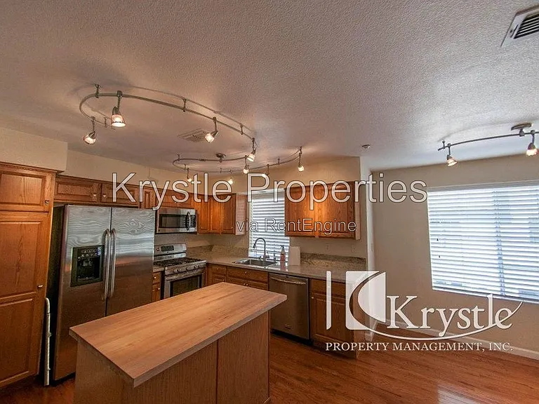 496 E East St — Photo 3