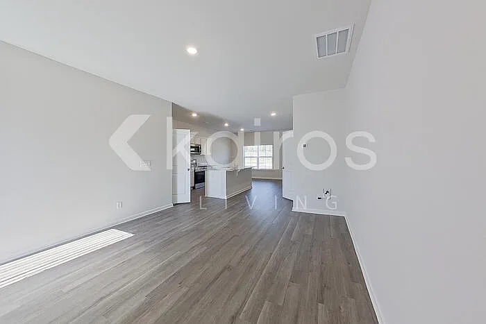 3 bed, 2.5 bath, 1300 sqft, $1,549 — Photo 3