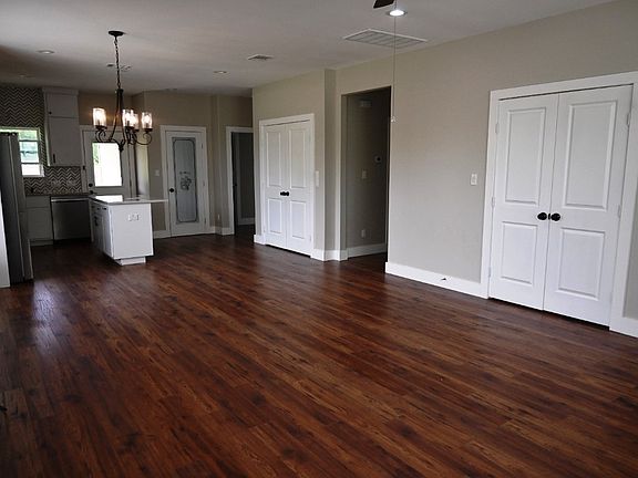 4th image of 215 E 8th St