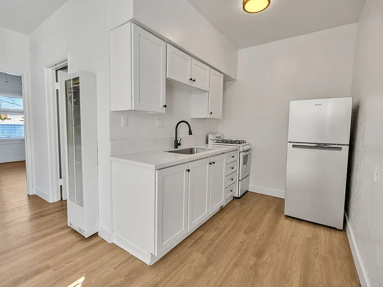 237 E 9th St — Photo 12