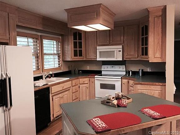 3rd image of 7652 Wallace Ln