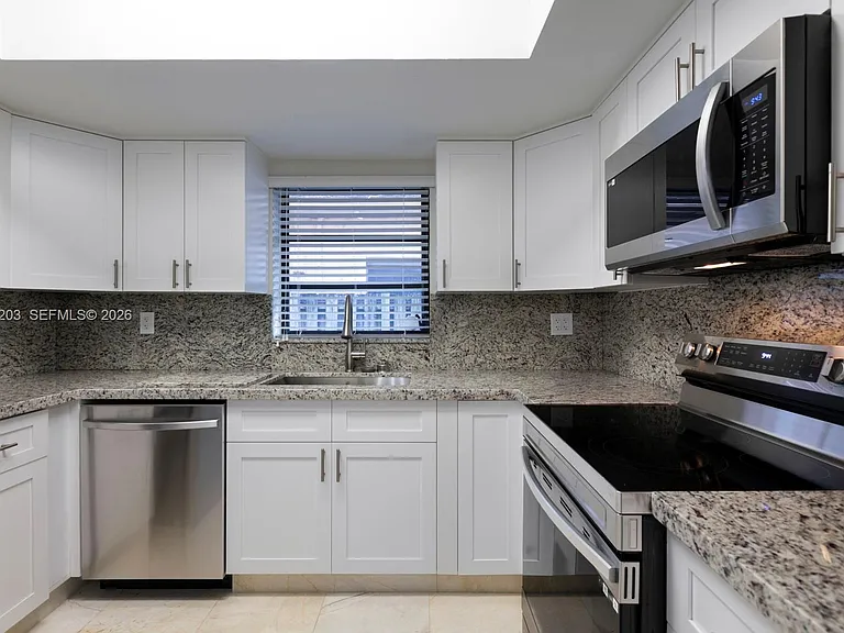 2733 SW 31st Pl #A — Photo 8