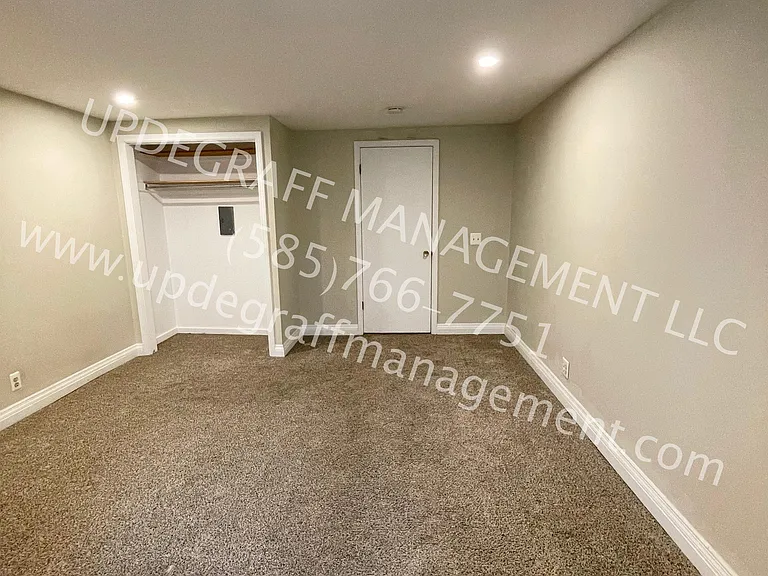 521 Oxford St — Photo 6