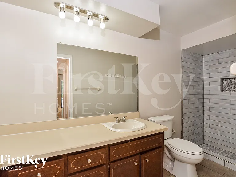 111 Slade Dr — Photo 16