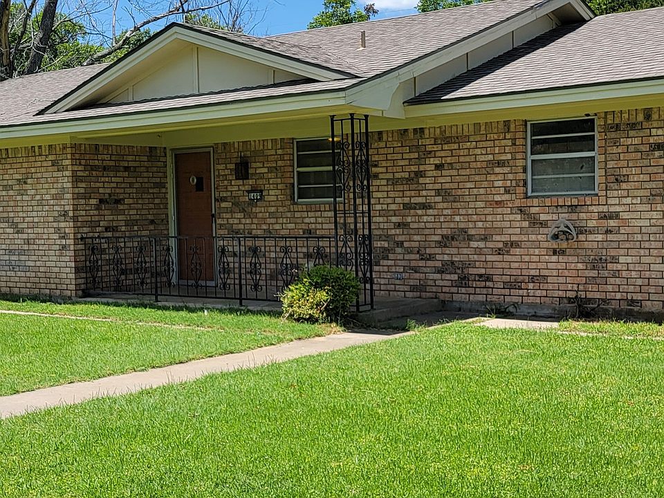 1409 Lockwood, Stephenville
Comfortable
Lots of living space at 1700 sf with 2 generous bedrooms, large closets and private baths for each,.