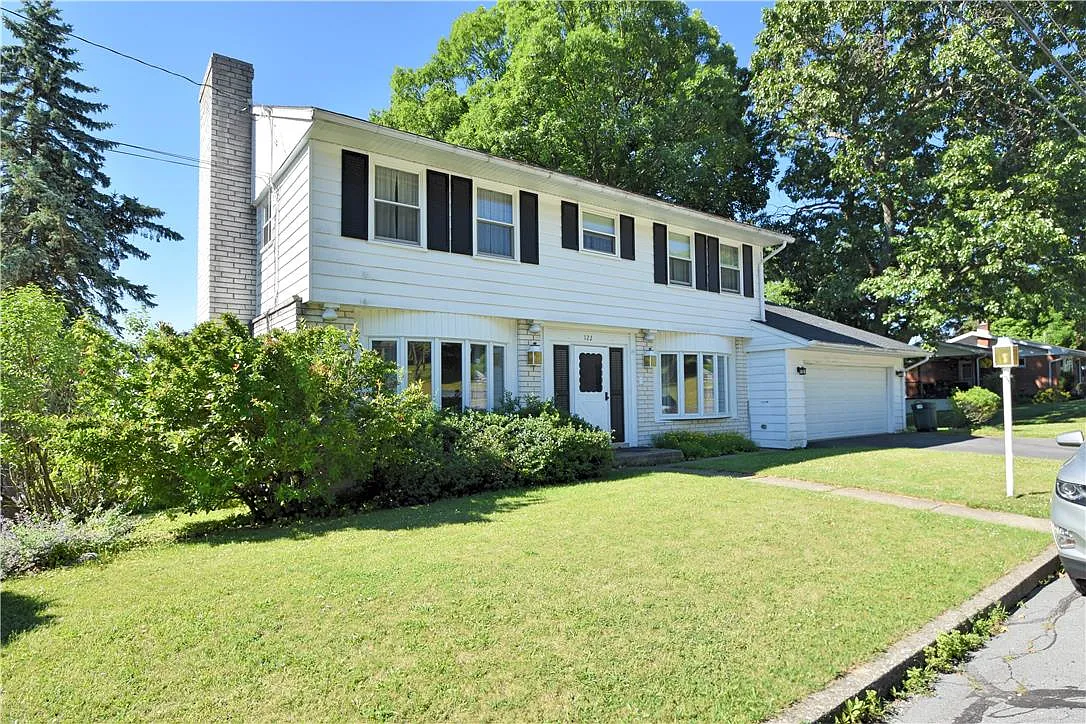 4 bed, 2.5 bath, 2407 sqft, $2,400 — Photo 2