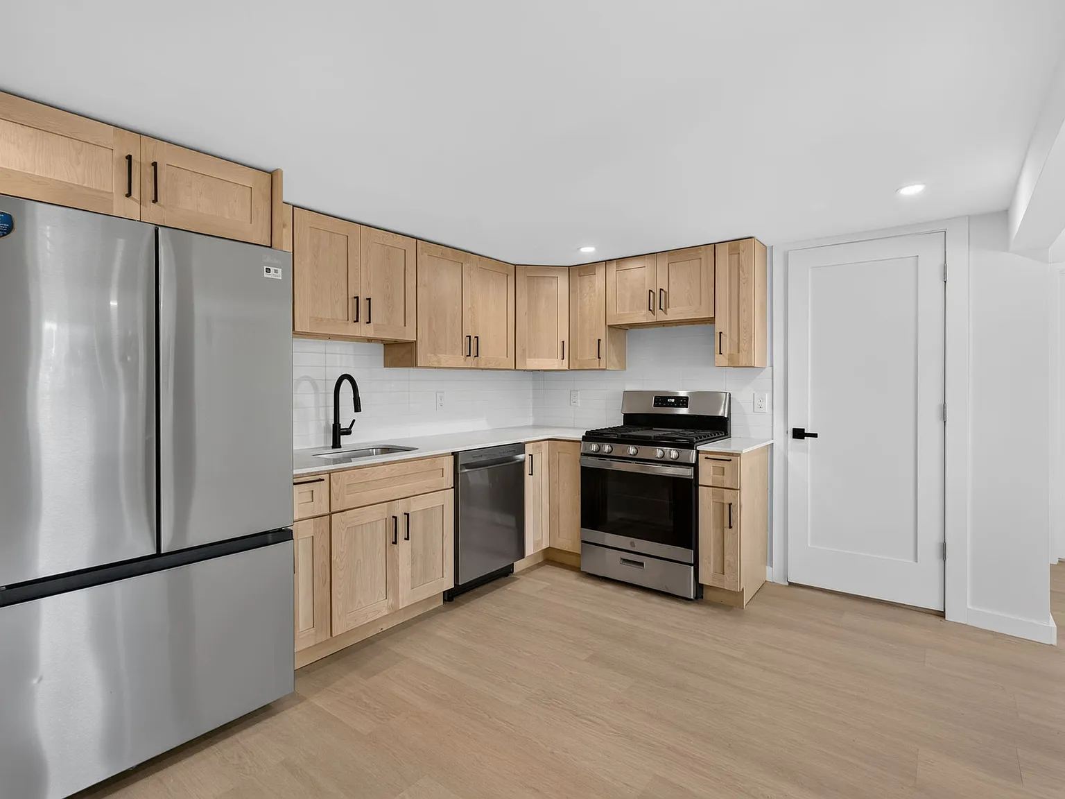 1 bed, 850 sqft, $2,200 — Photo 2