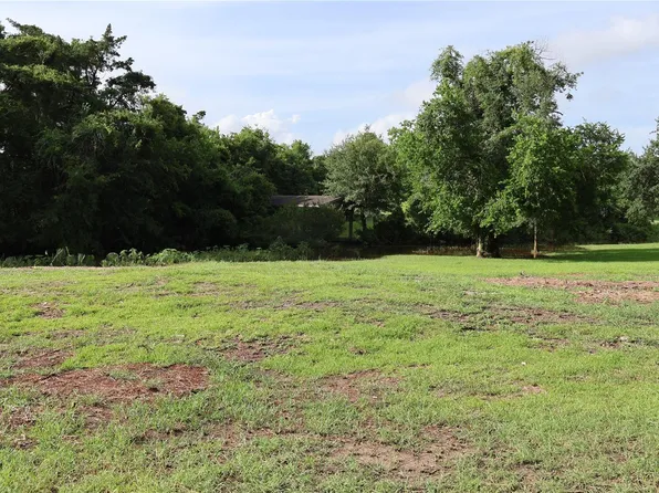 8 S Bayou Bend Dr, Baytown, TX 77521