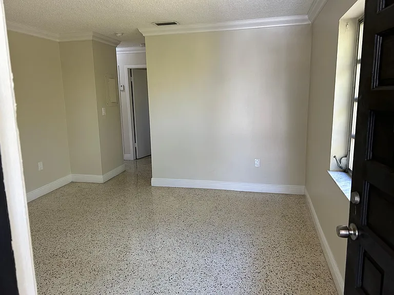 240 E 8th St #5 — Photo 3