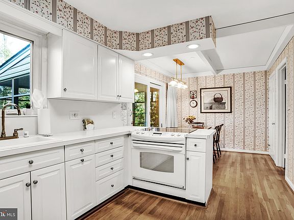 4th image of 294 Oak Ct